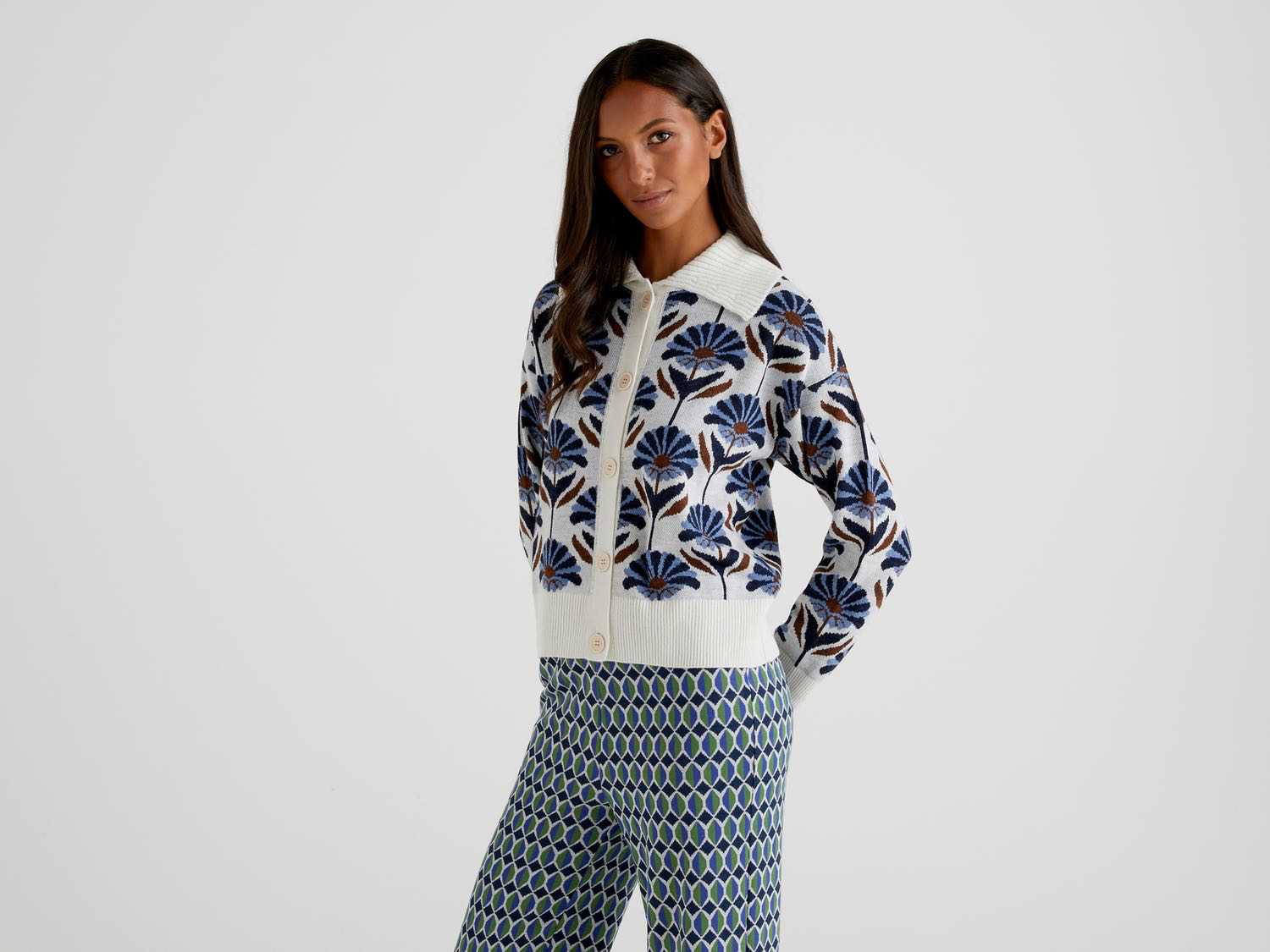 Benetton Kadın Mix Çiçek Desenli Polo Yaka Hırka. 1 Benetton Kadın Mix Çiçek Desenli Polo Yaka Hırka. 1