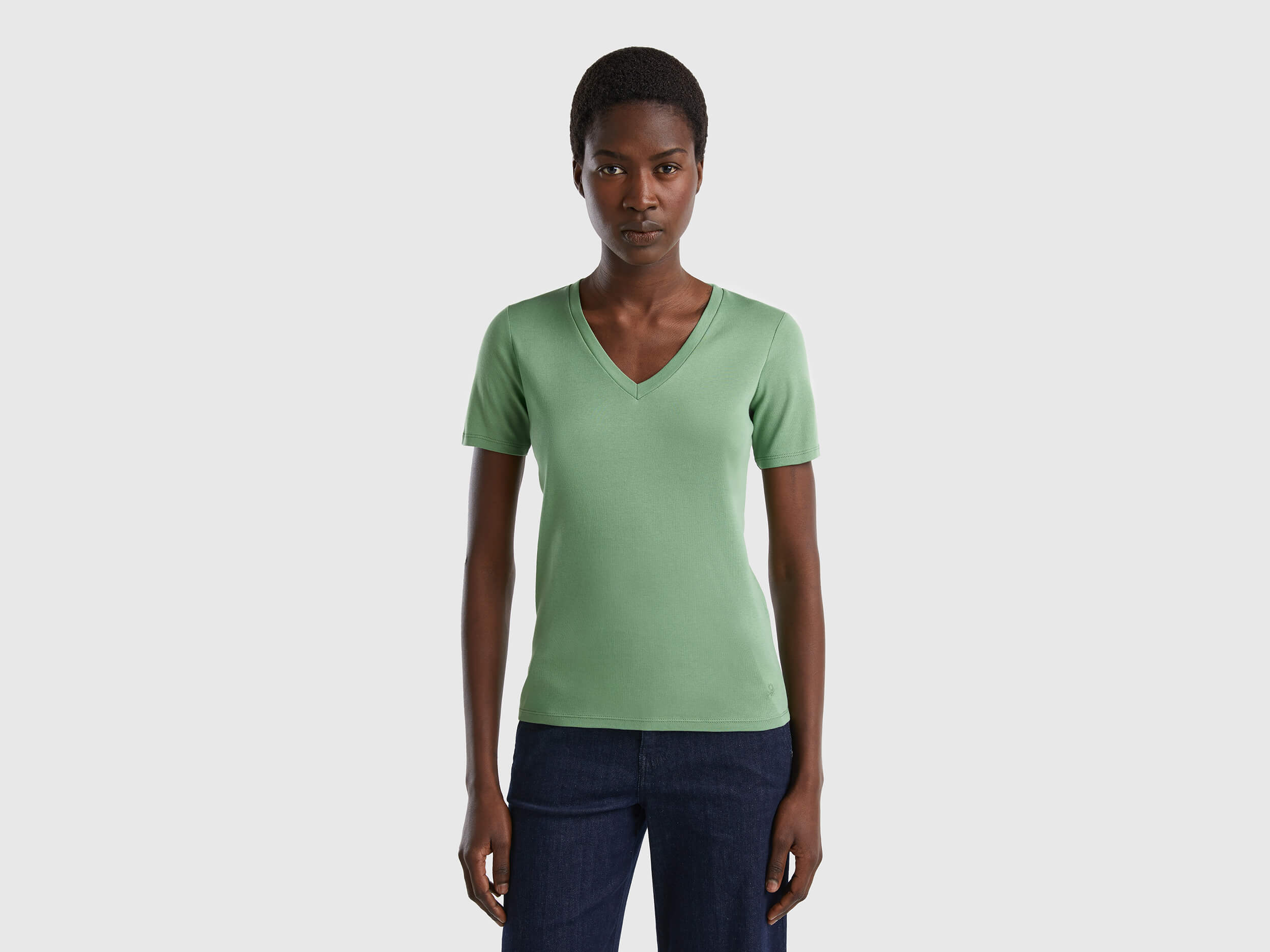 Benetton Kadın Kuşkonmaz Rengi V Yaka Basic T Shirt. 1