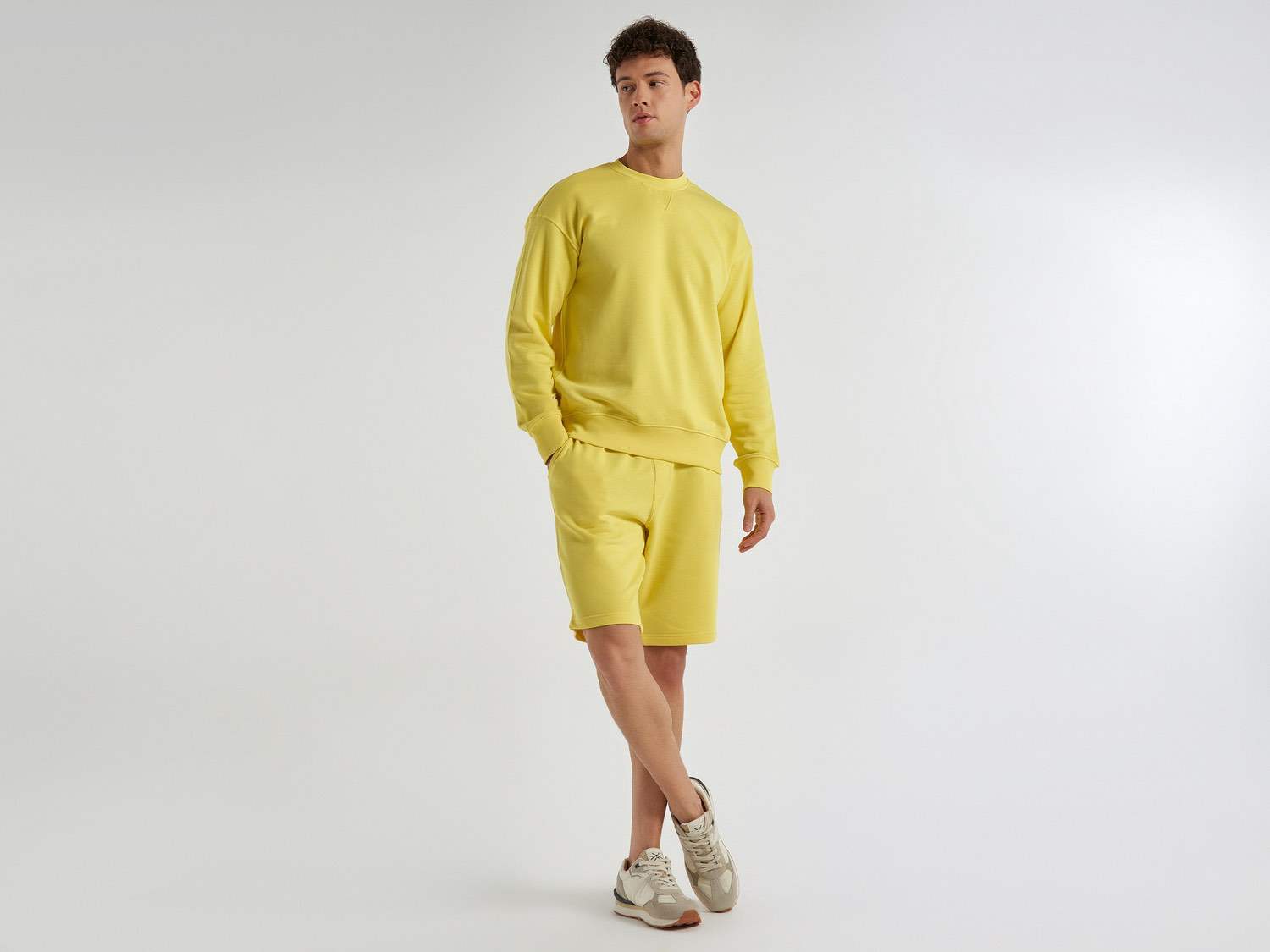 Benetton Erkek Sarı %100 Koton Bisiklet Yaka Basic Sweatshirt. 1