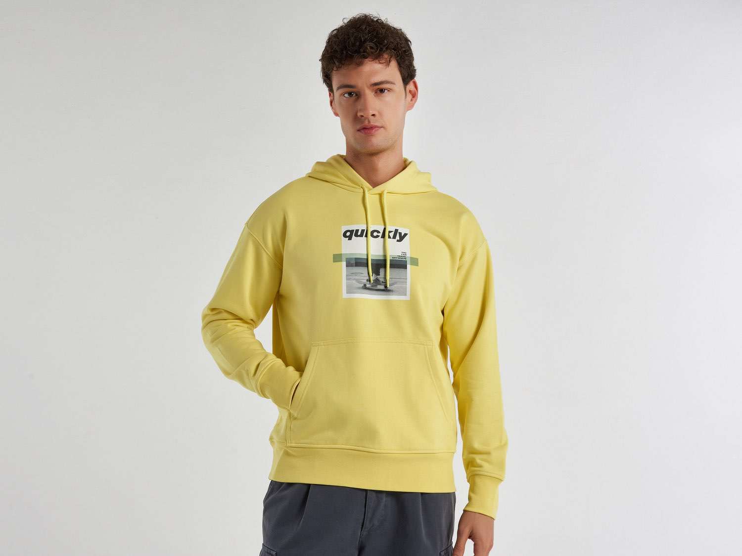 Benetton Erkek Sarı Kapşonlu Baskılı Sweatshirt. 1