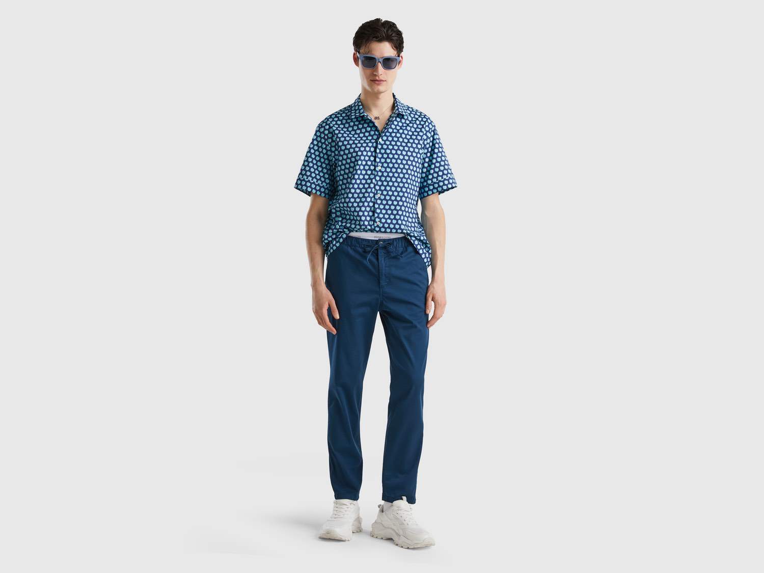 Benetton Erkek Lacivert Beli İpli Slim Fit Jogger Pantolon. 1 Benetton Erkek Lacivert Beli İpli Slim Fit Jogger Pantolon. 1