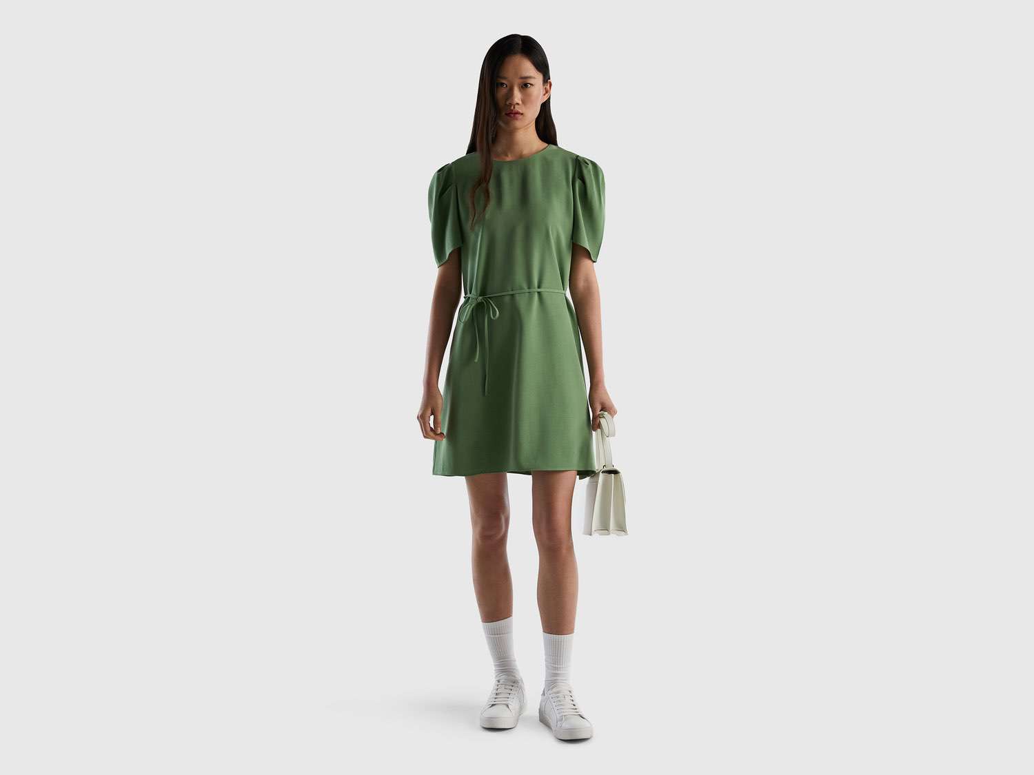 Benetton Kadın Kuşkonmaz Rengi Viskoz Karışımlı Omzu Pileli Kısa Kollu Mini Elbise. 1