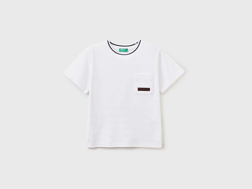 Benetton Erkek Çocuk Beyaz Etiket Logolu Kabartma Şeritli Cepli T-Shirt