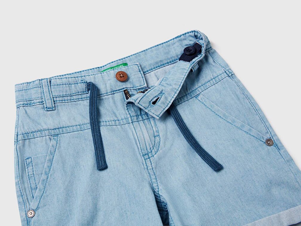 Benetton Erkek Çocuk Zürafa Desenli Arka Cebi Etiket Logolu Denim Şort