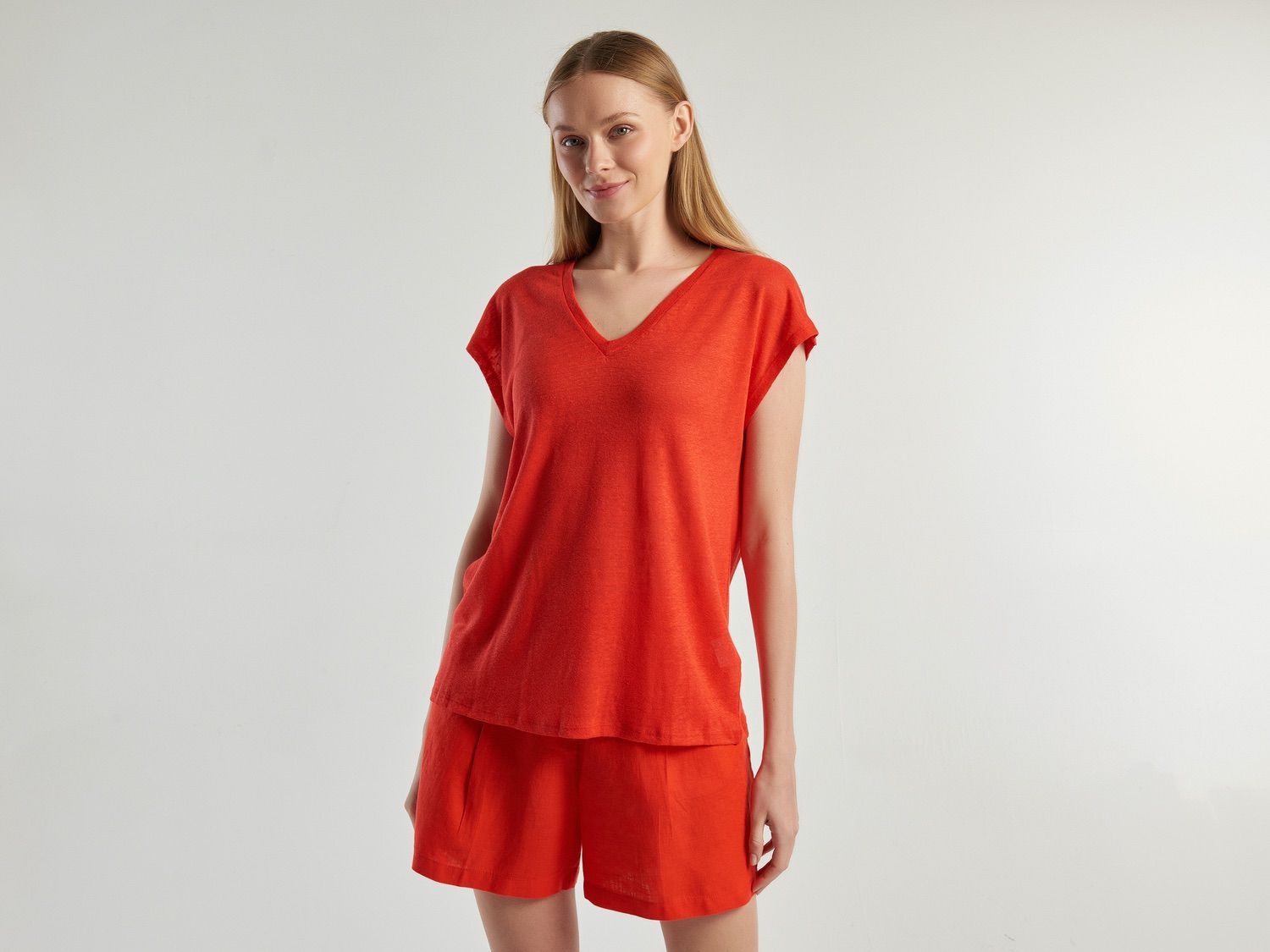 Benetton Kadın Kırmızı %100 Keten Rahat Kalıp Derin V Yaka Kolsuz T-Shirt