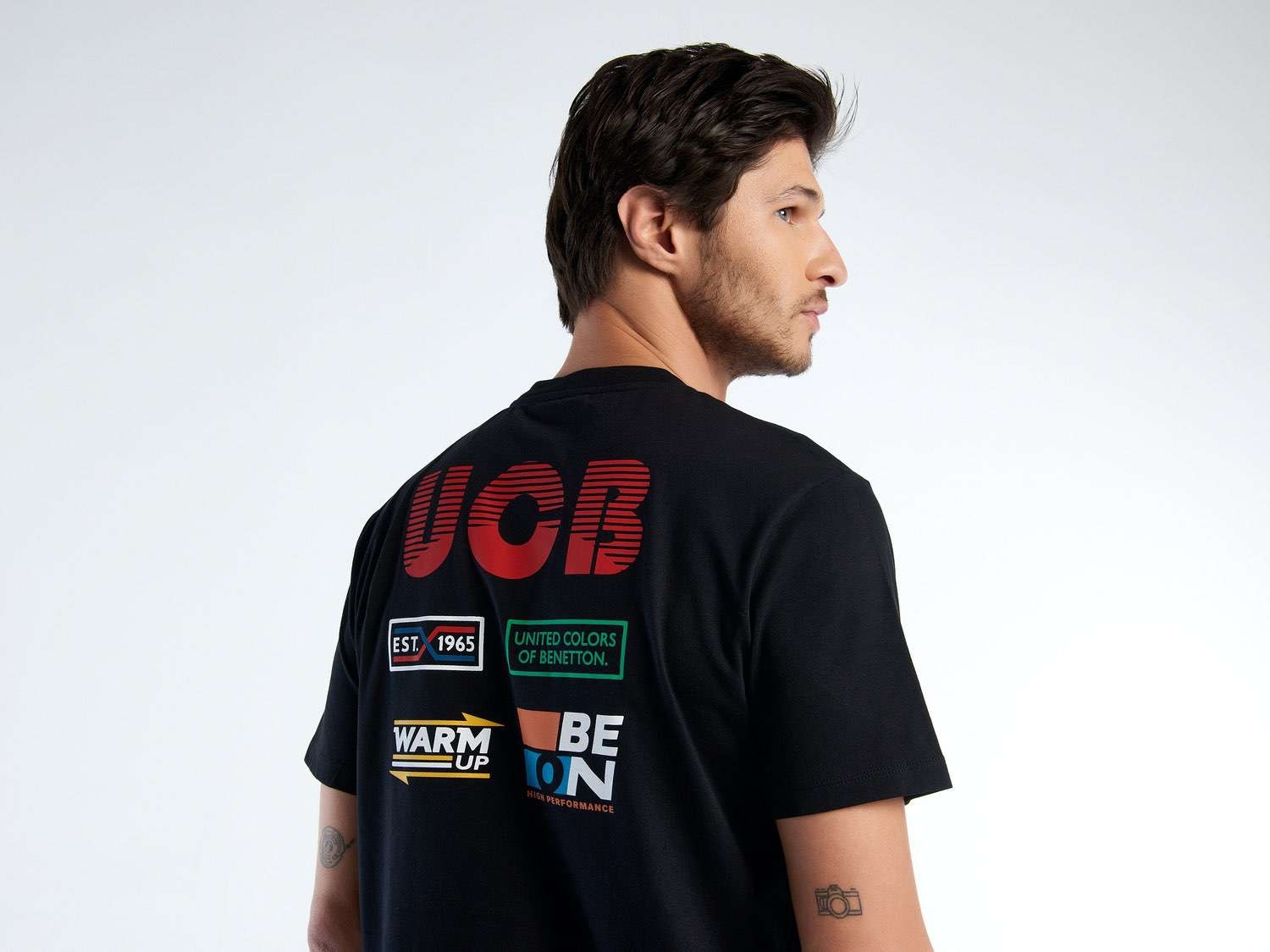 Benetton Erkek Siyah Mıx %100 Pamuk Önü ve Arkası Logo Baskılı Bisiklet Yaka T-Shirt