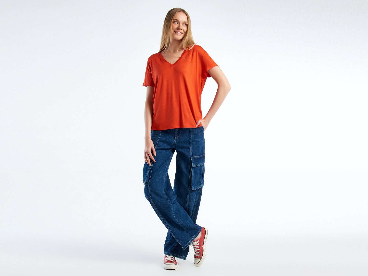 Benetton Kadın Kırmızı Viskoz Karışımlı Geniş V Yaka Basic T-Shirt