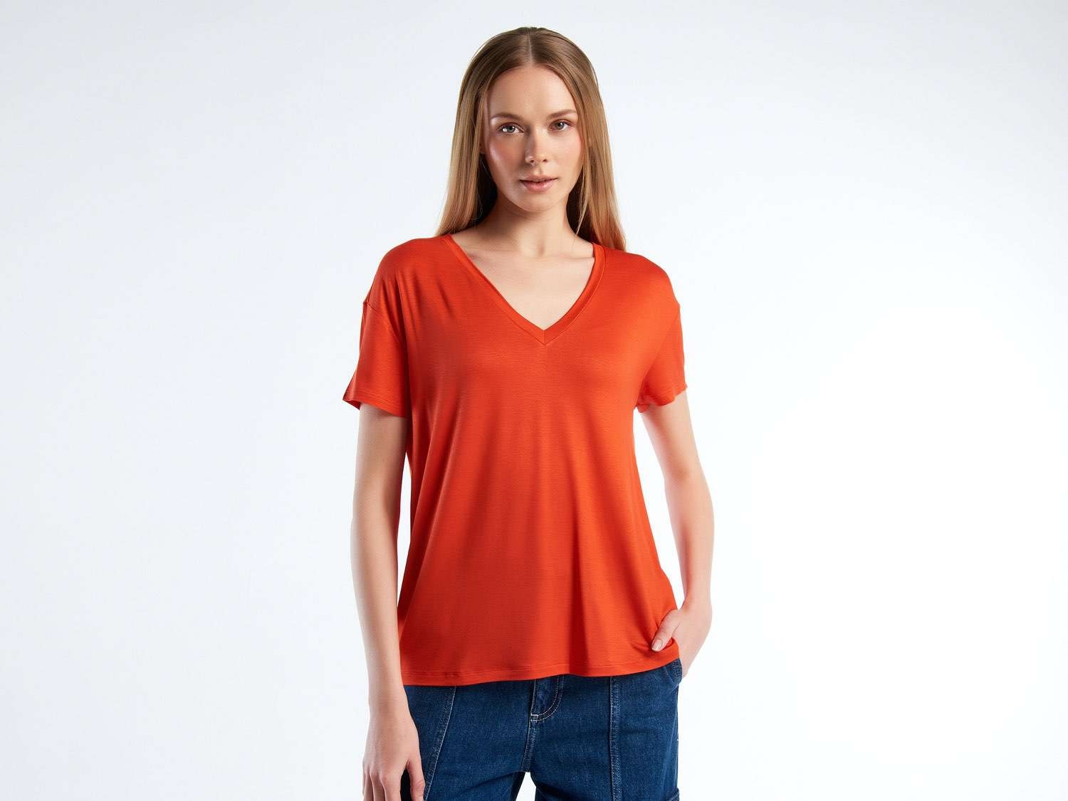 Benetton Kadın Kırmızı Viskoz Karışımlı Geniş V Yaka Basic T-Shirt