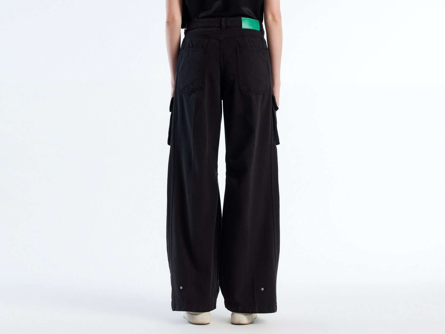 Benetton Kadın Siyah %100 Pamuk Arkası Logo Etiketli Yama Cepli Bol Pantolon