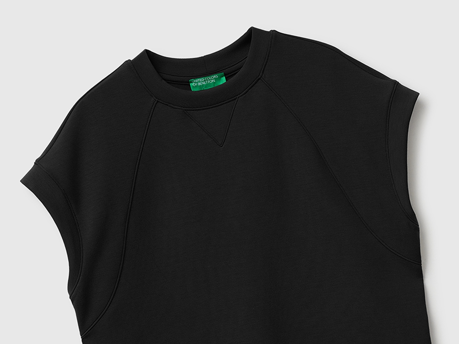 Benetton Kadın Siyah Modal Karışımlı Yırtmaçlı Kısa Kollu Bisiklet Yaka Üst