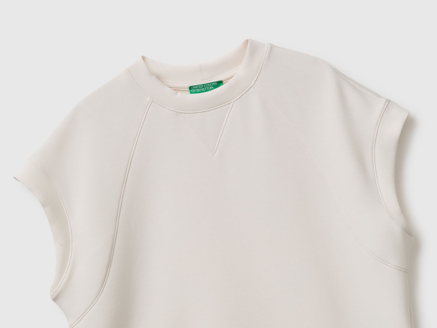 Benetton Kadın Krem Modal Karışımlı Yırtmaçlı Kısa Kollu Bisiklet Yaka Üst