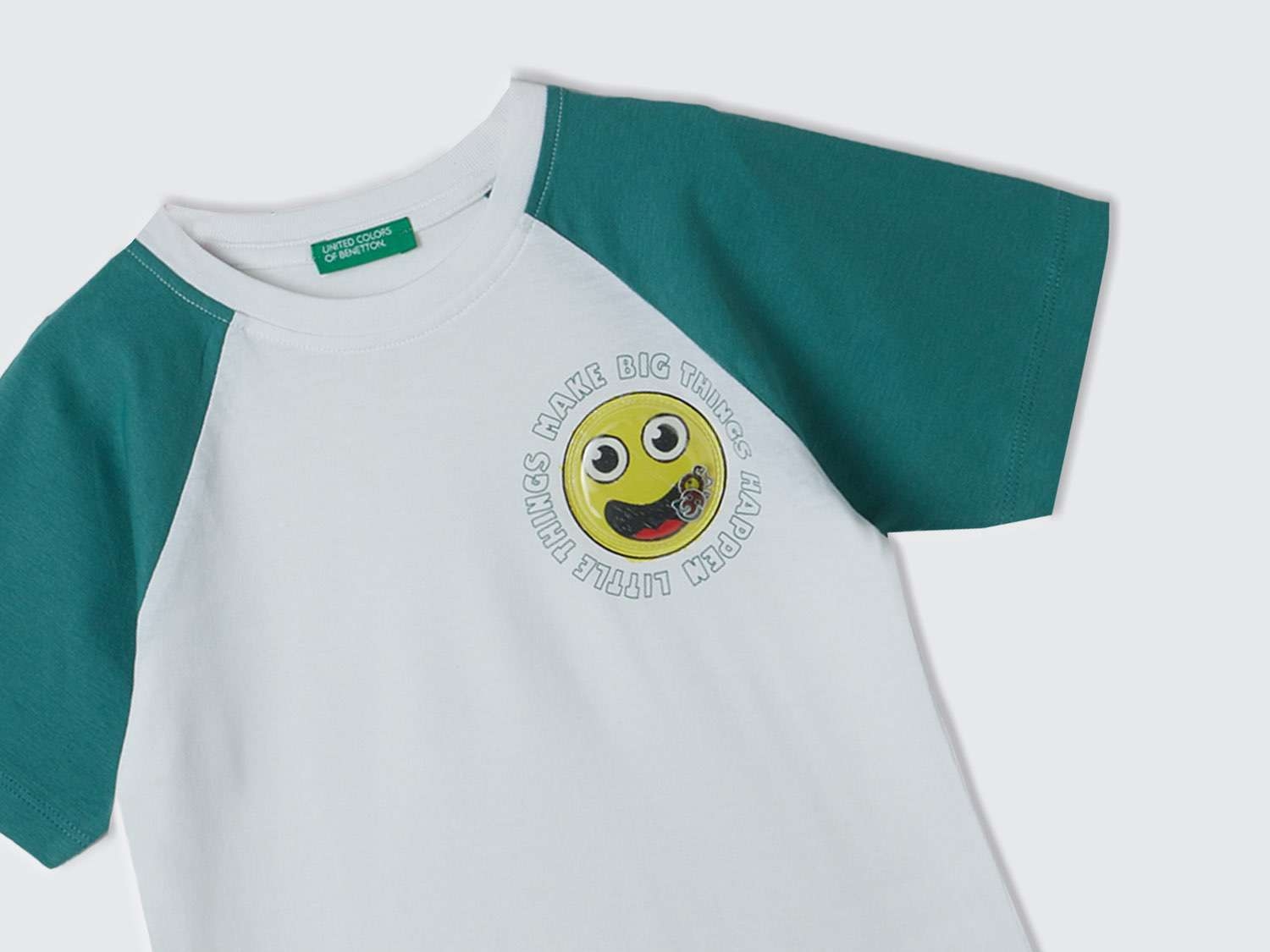 Benetton Erkek Çocuk Beyaz Önü Aplikeli Blok Renkli Reglan Kol Bisiklet Yaka T-Shirt