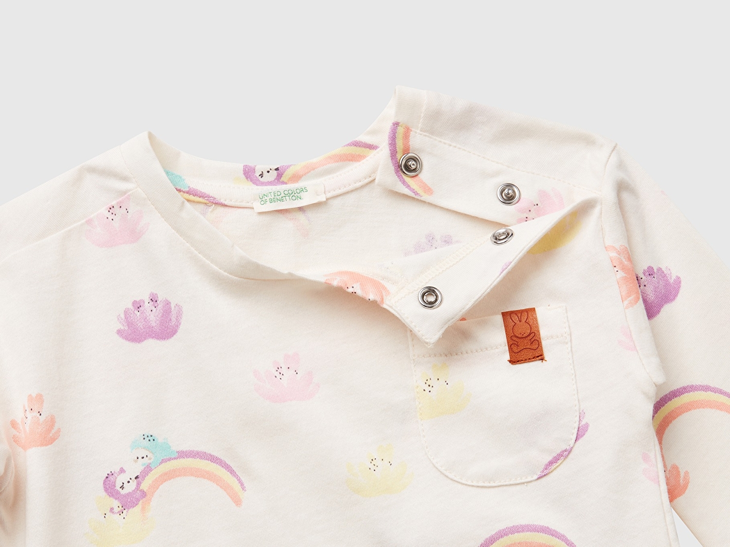 Benetton Bebek Toz Pembe Tamamı Desenli Logo Detaylı Omzu Çıtçıtlı Uzun Kollu T-Shirt