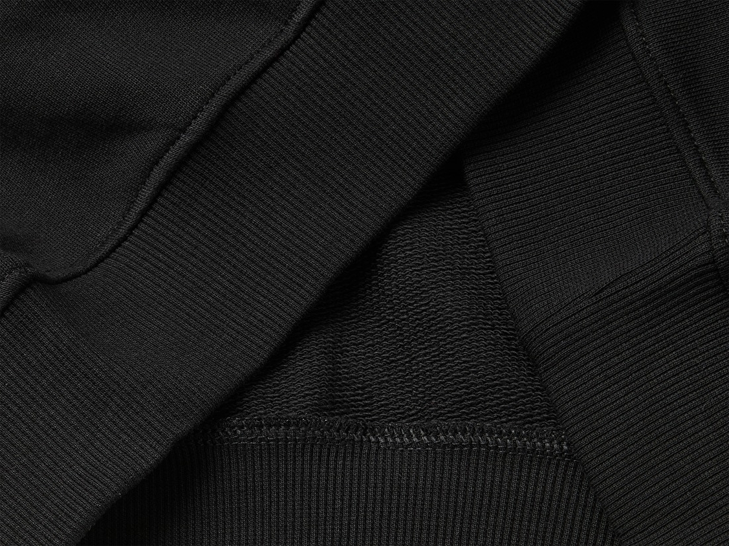 Benetton Erkek Çocuk Siyah Önü İşlemeli Ribanalı Reglan Kollu Bisiklet Yaka Sweatshirt