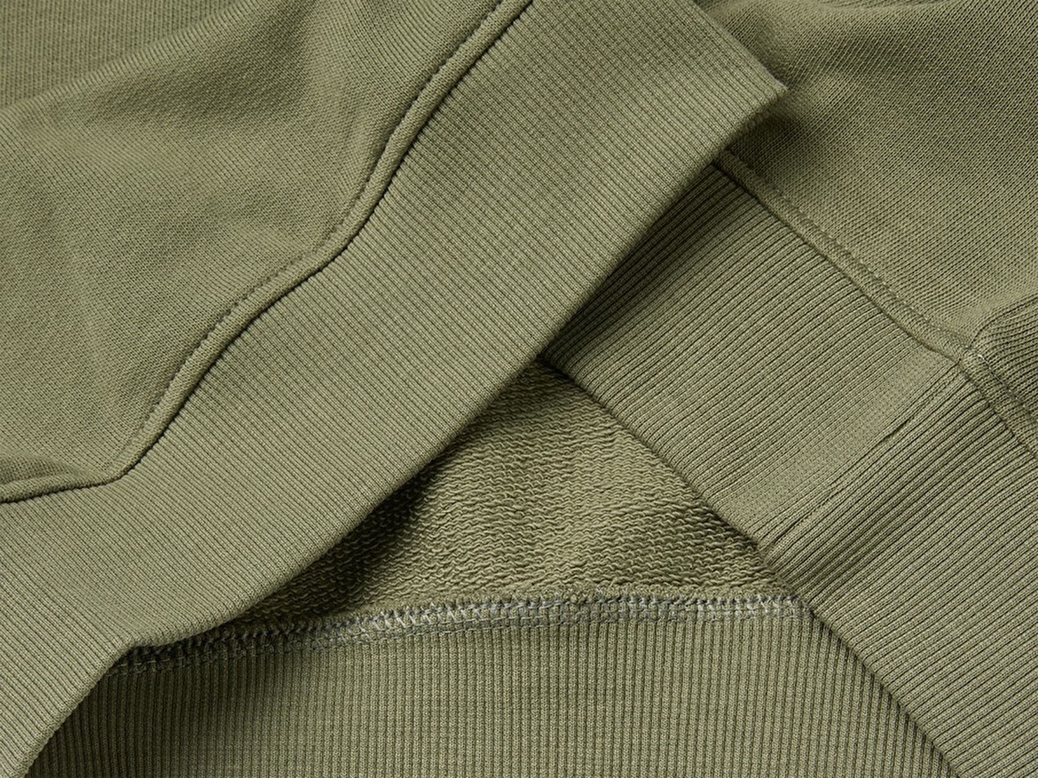 Benetton Erkek Çocuk Haki Önü İşlemeli Ribanalı Reglan Kollu Bisiklet Yaka Sweatshirt