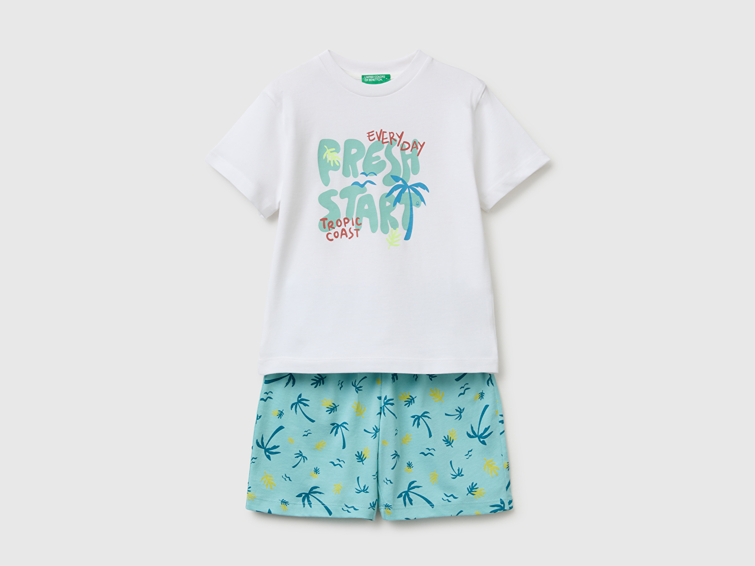 Benetton Erkek Bebek Su yeşili Önü Baskılı T-Shirt ve Komple Desenli Bermuda Şort Takım