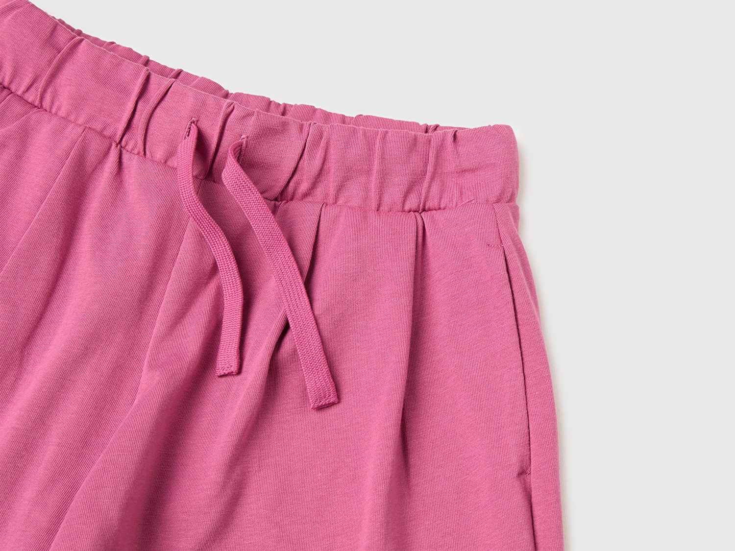 Benetton Kız Çocuk Gül Kurusu Logo İşleme Detaylı Yan Cepli Bermuda Şort