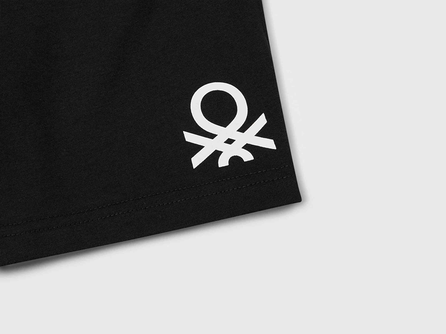 Benetton Erkek Bebek Siyah Arka Bacağı Logo Baskı Detaylı Bermuda Şort 