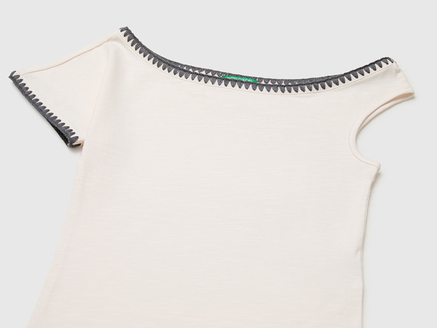 Benetton Kız Çocuk Ekru Asimetrik Yaka İşleme Detaylı T-Shirt