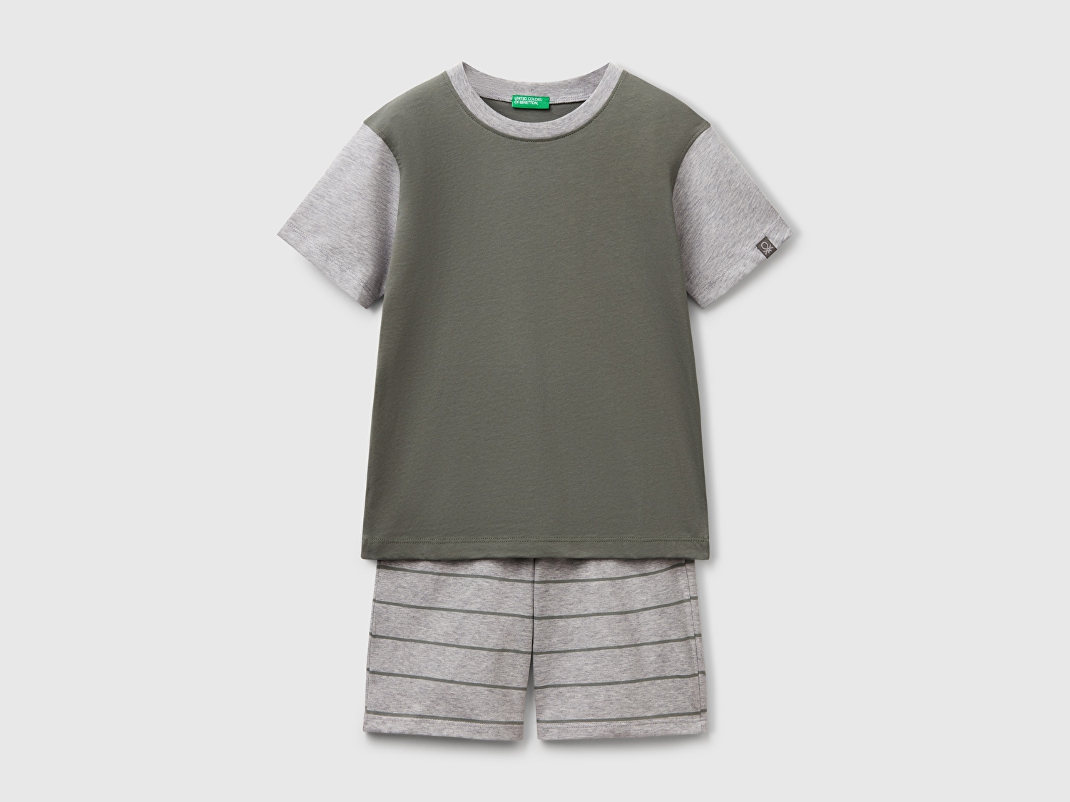 Benetton Erkek Çocuk Haki Çift Renkli Bisiklet Yaka T-Shirt ve Çizgili Şort Pijama Takım