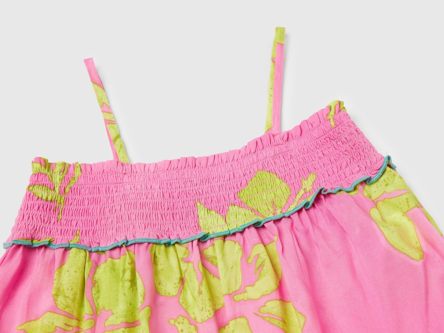Benetton Kız Çocuk Pembe %100 Viskoz Desenli Üstü Büzgülü Pile Detaylı Askılı Elbise