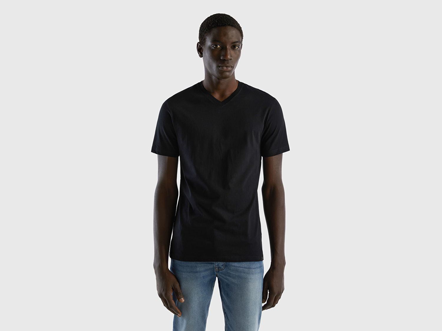 Benetton Erkek Siyah %100 Koton V Yaka Basic T-shirt