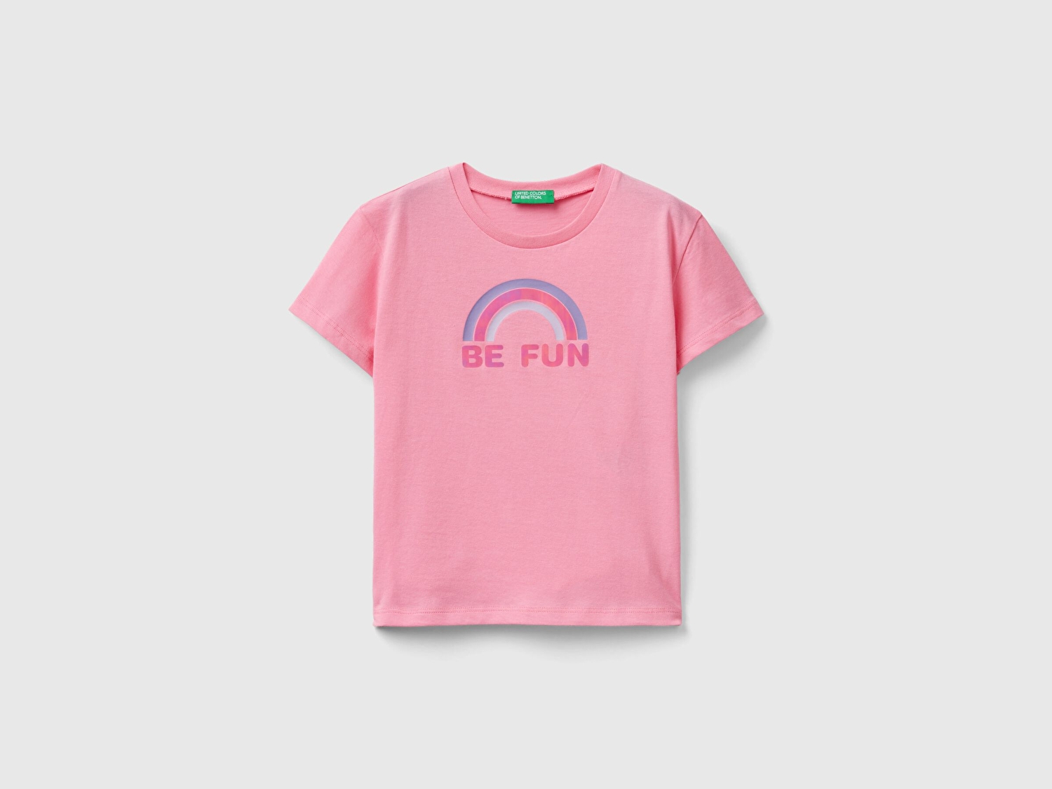 Benetton Kız Çocuk Pembe Önü Grafik ve Slogan Baskılı Yırtmaçlı Geniş Kesim T-Shirt