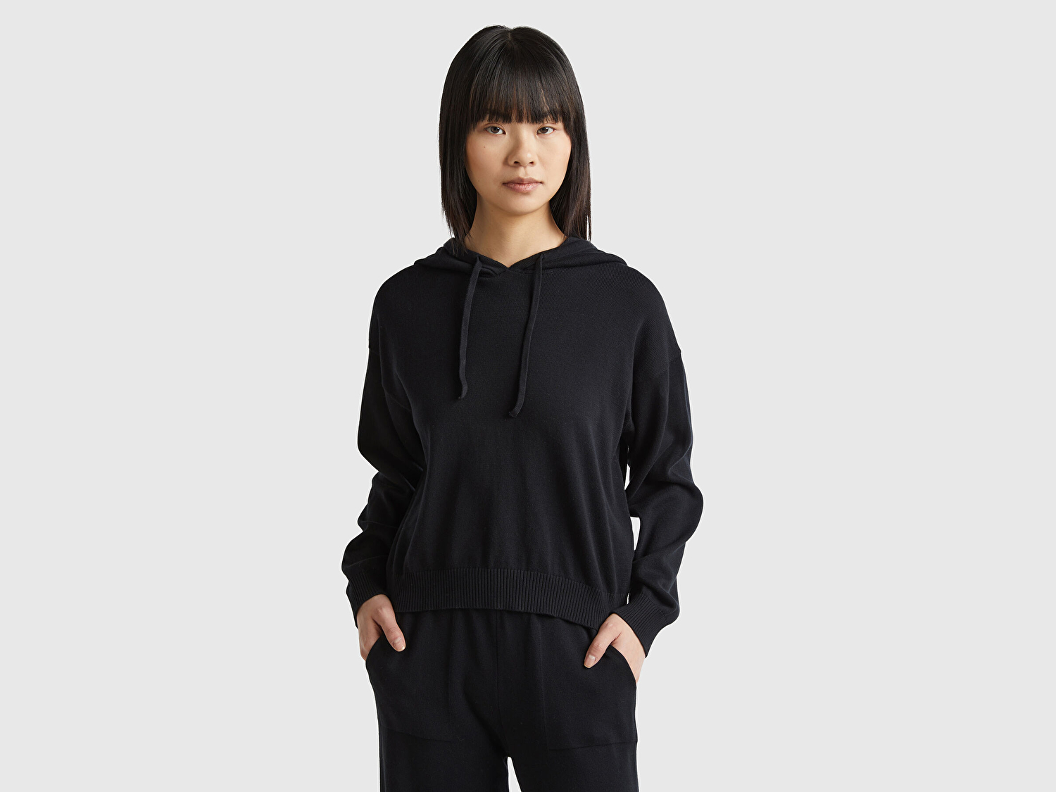 Benetton Kadın Siyah %100 Pamuk Kapüşonlu Büzgülü Crop Basic Triko Sweatshirt