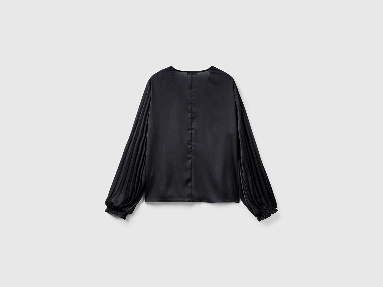 Benetton Kadın Siyah Kolları Detaylı V Yaka Bluz