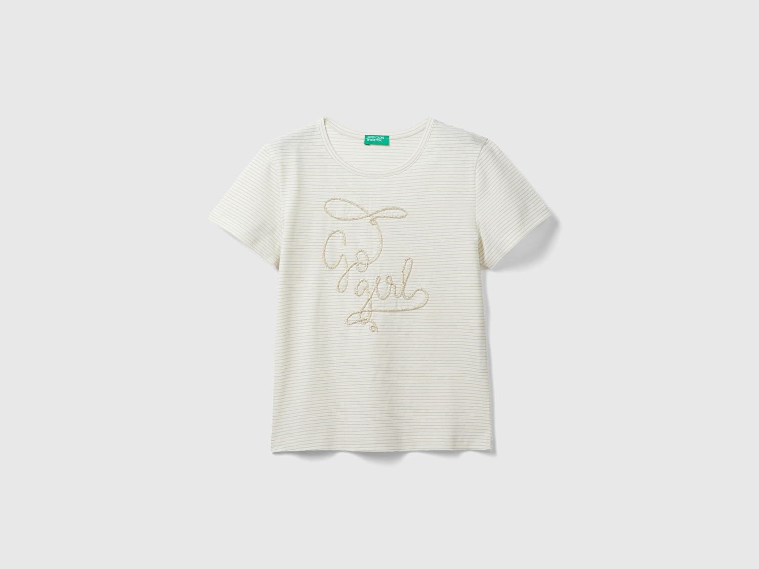 Benetton Kız Çocuk Beyaz. Önü Nakış İşlemeli Uzun ve Dar Kesim Bisiklet Yaka T-Shirt