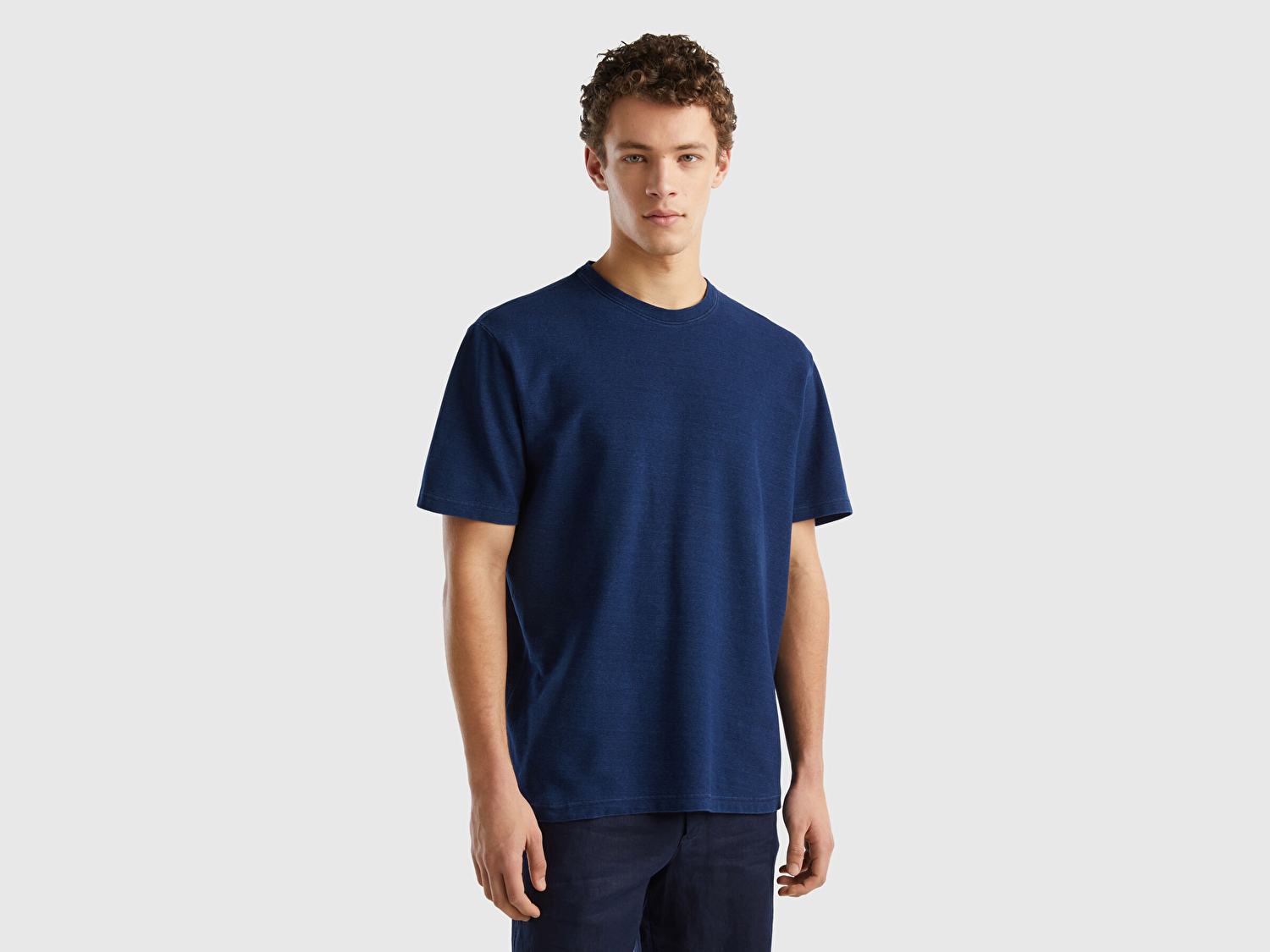 Benetton Erkek İndigo %100 Pamuk Arkası Logo İşlemeli Bisiklet Yaka Basic T-Shirt