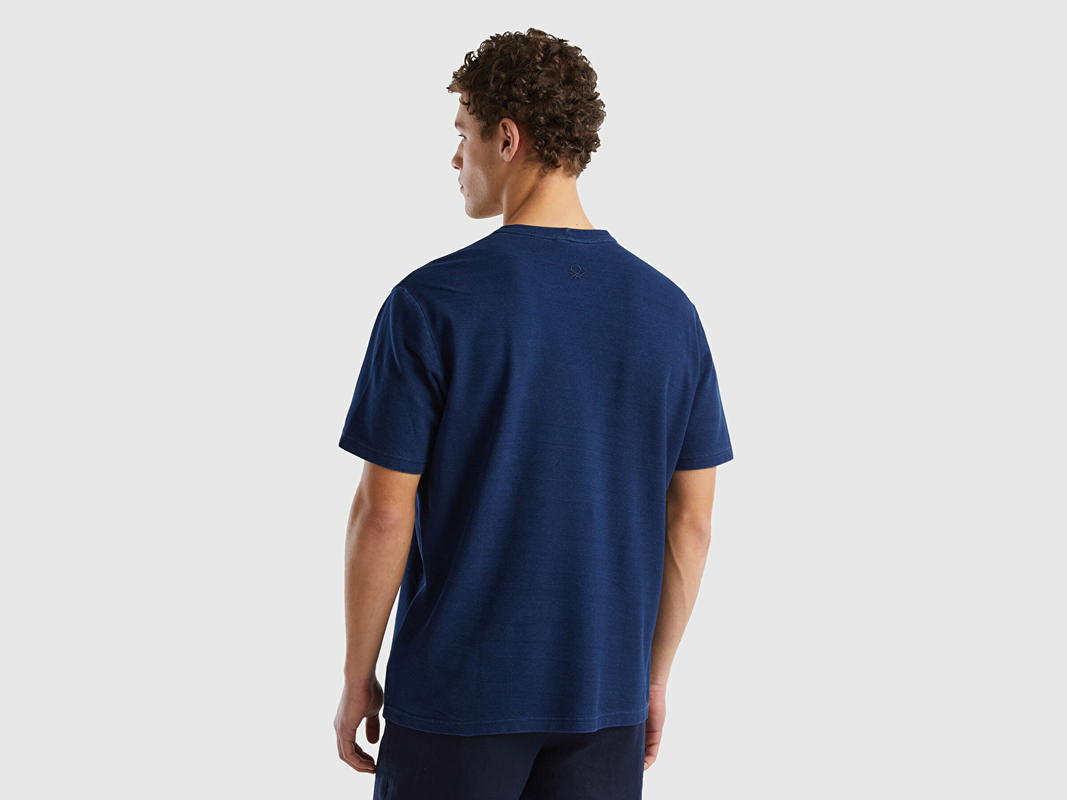 Benetton Erkek İndigo %100 Pamuk Arkası Logo İşlemeli Bisiklet Yaka Basic T-Shirt
