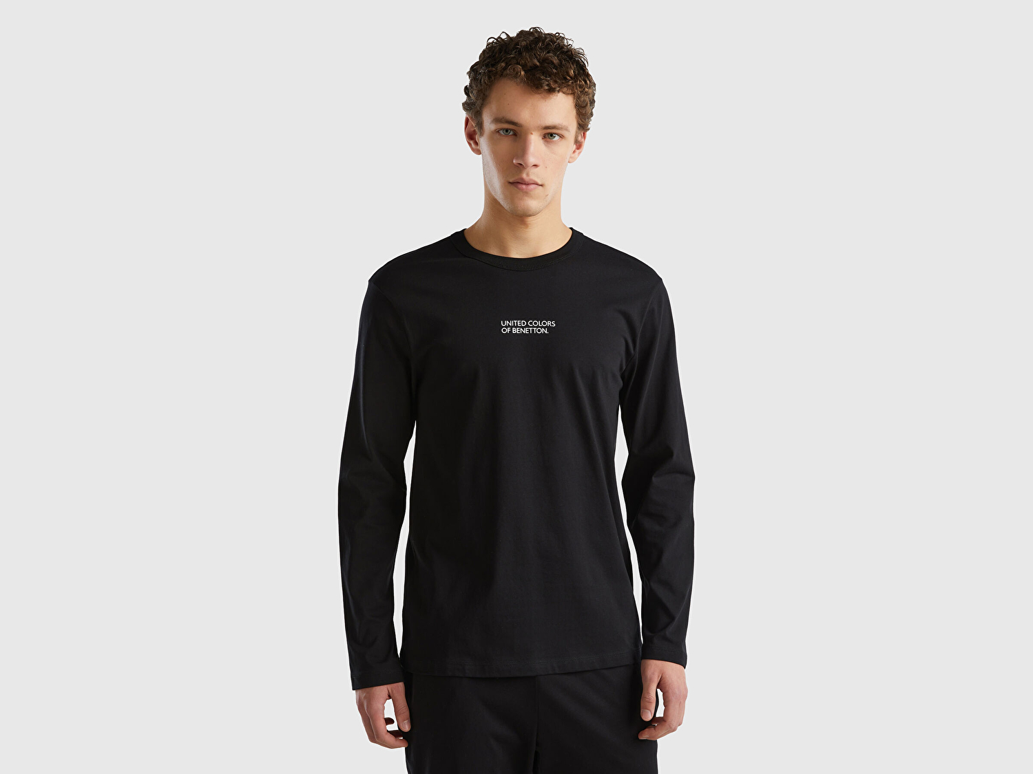 Benetton Erkek Siyah %100 Pamuk Önü Logo Baskılı Bisiklet Yaka Uzun Kollu T-Shirt