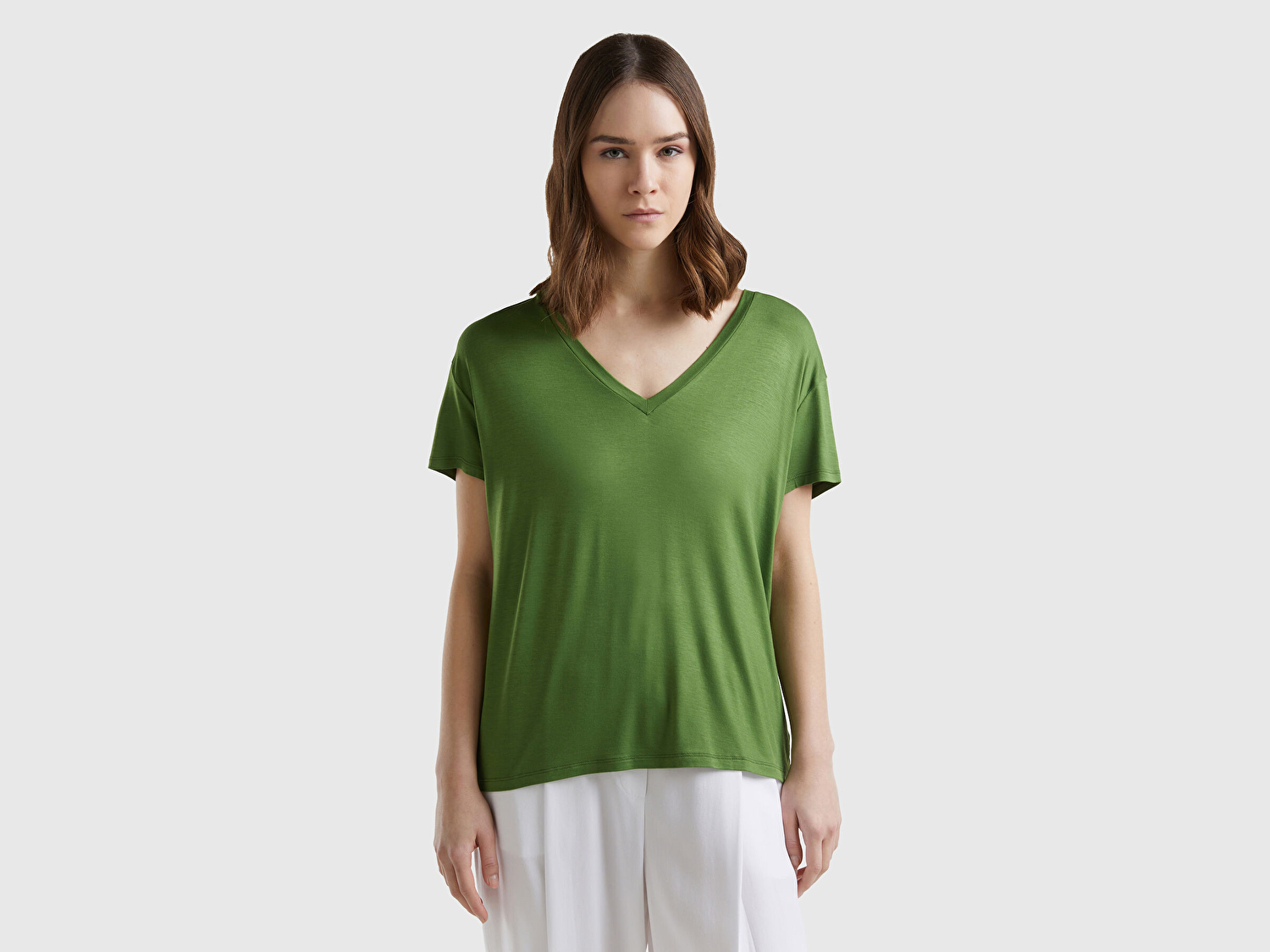 Benetton Kadın Soluk Yeşil Viskoz Karışımlı Geniş V Yaka Basic T-Shirt