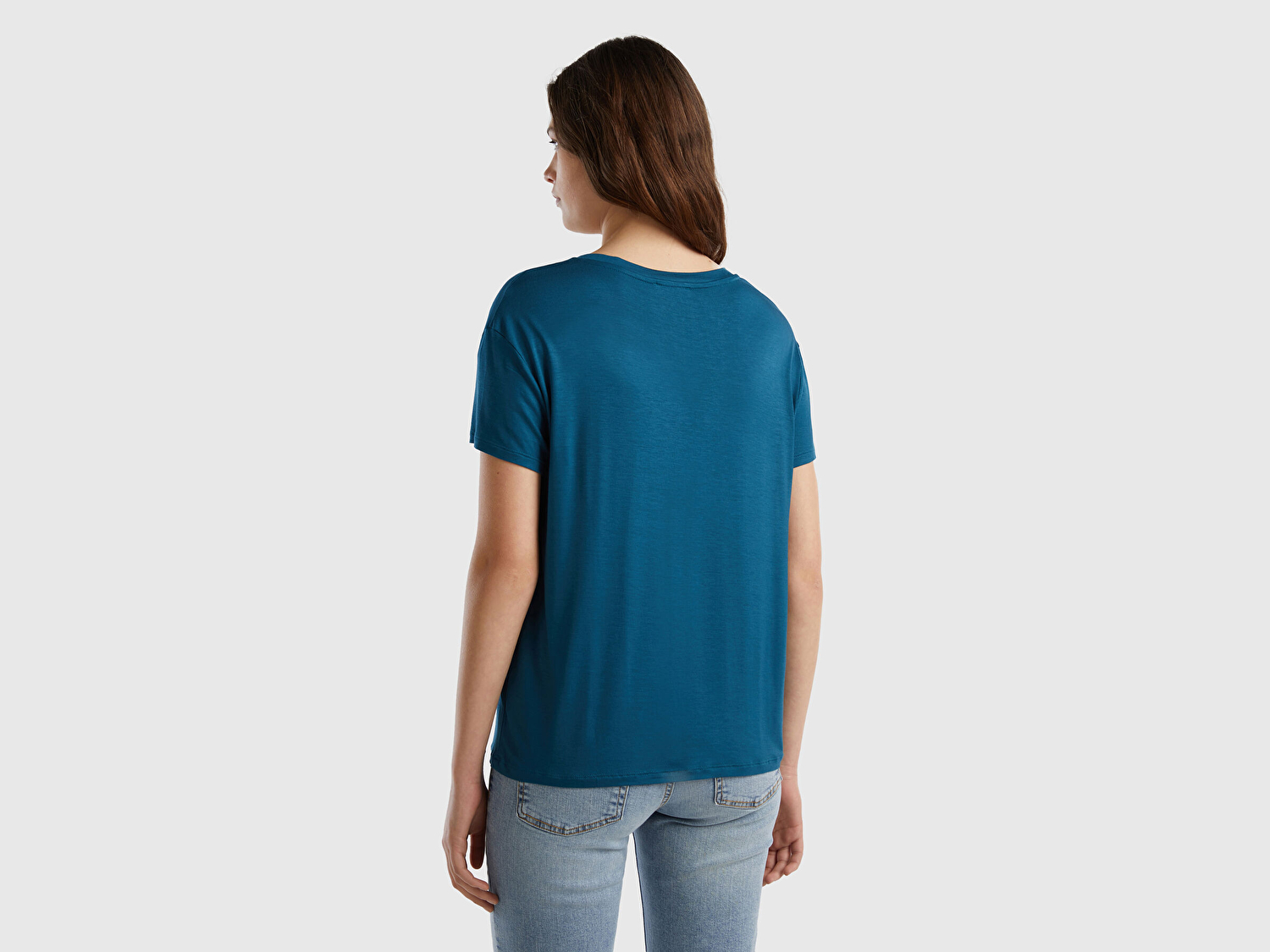 Benetton Kadın Petrol Mavisi Viskoz Karışımlı Geniş V Yaka Basic T-Shirt