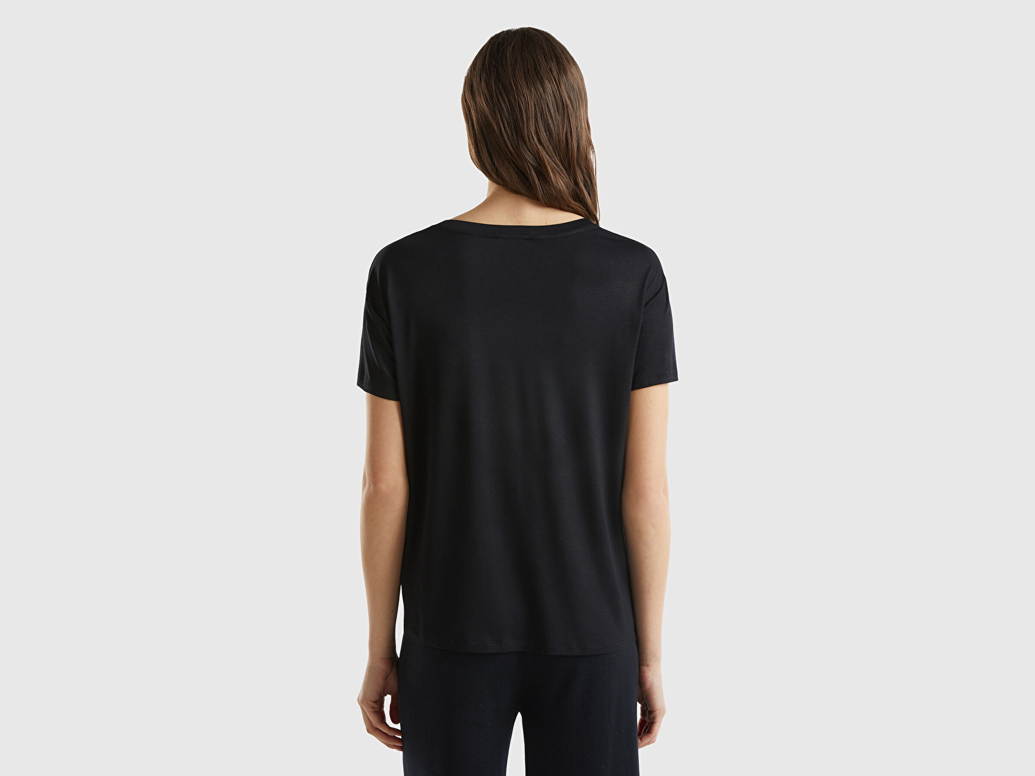 Benetton Kadın Siyah Viskoz Karışımlı Geniş V Yaka Basic T-Shirt