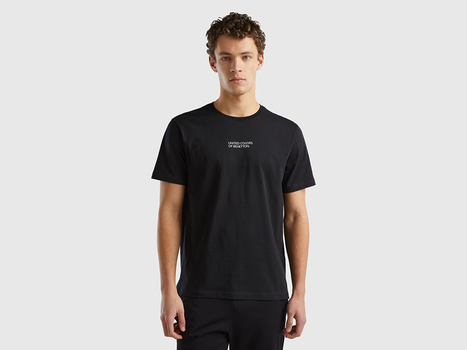 Benetton Erkek Siyah %100 Pamuk Önü Logo Baskılı Dikişli Bisiklet Yaka T-Shirt