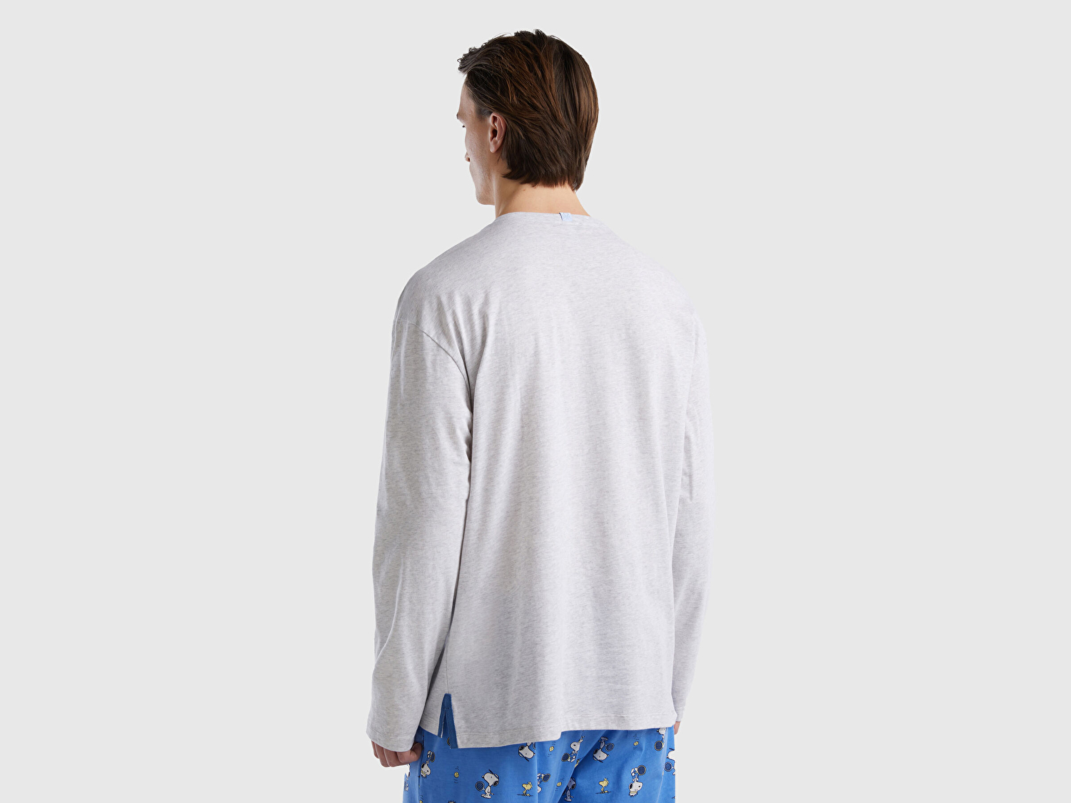 Benetton Erkek Gri Melanj %100 Pamuk Peanuts Baskılı Yırtmaçlı Uzun Kollu T-Shirt