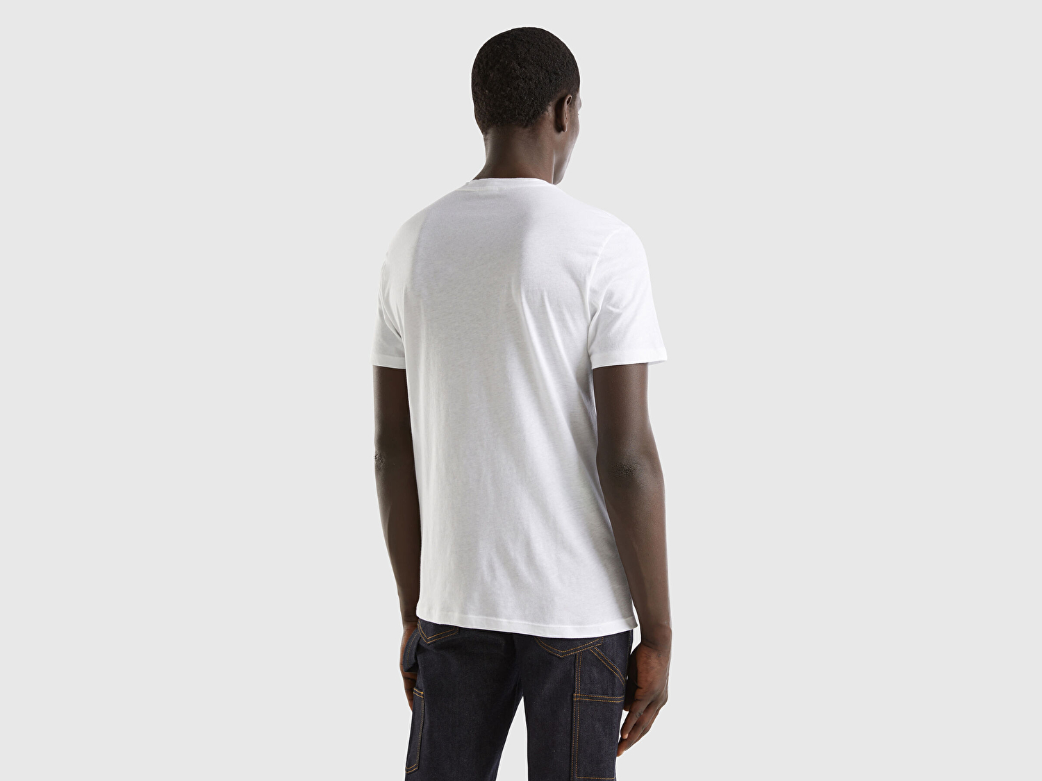 Benetton Erkek Beyaz %100 Pamuk Önü Fotoğraf Baskılı Dekoratif Dikişli T-Shirt
