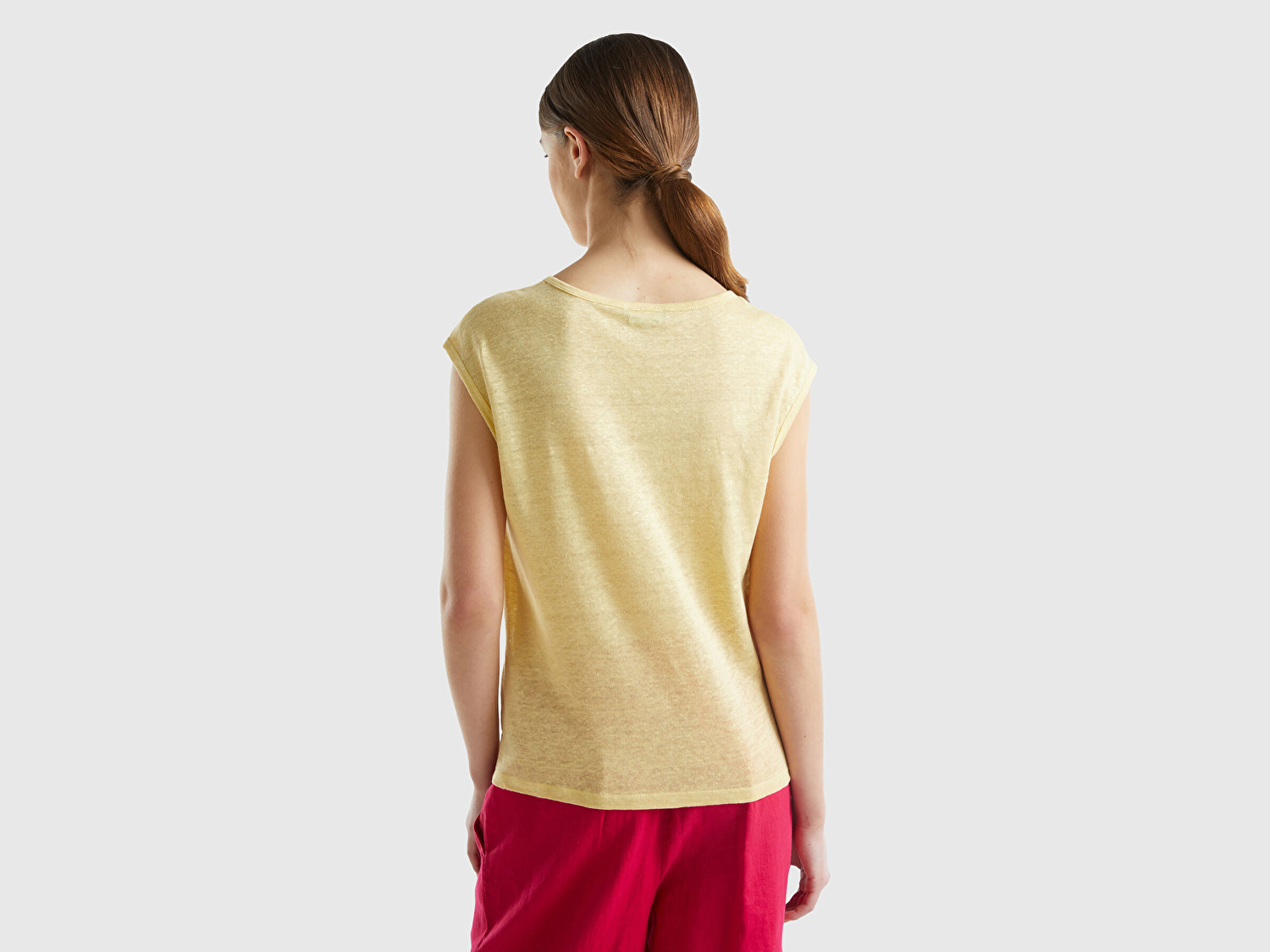 Benetton Kadın Açık Sarı %100 Keten Rahat Kalıp Geniş Bisiklet Yaka Kolsuz T-Shirt