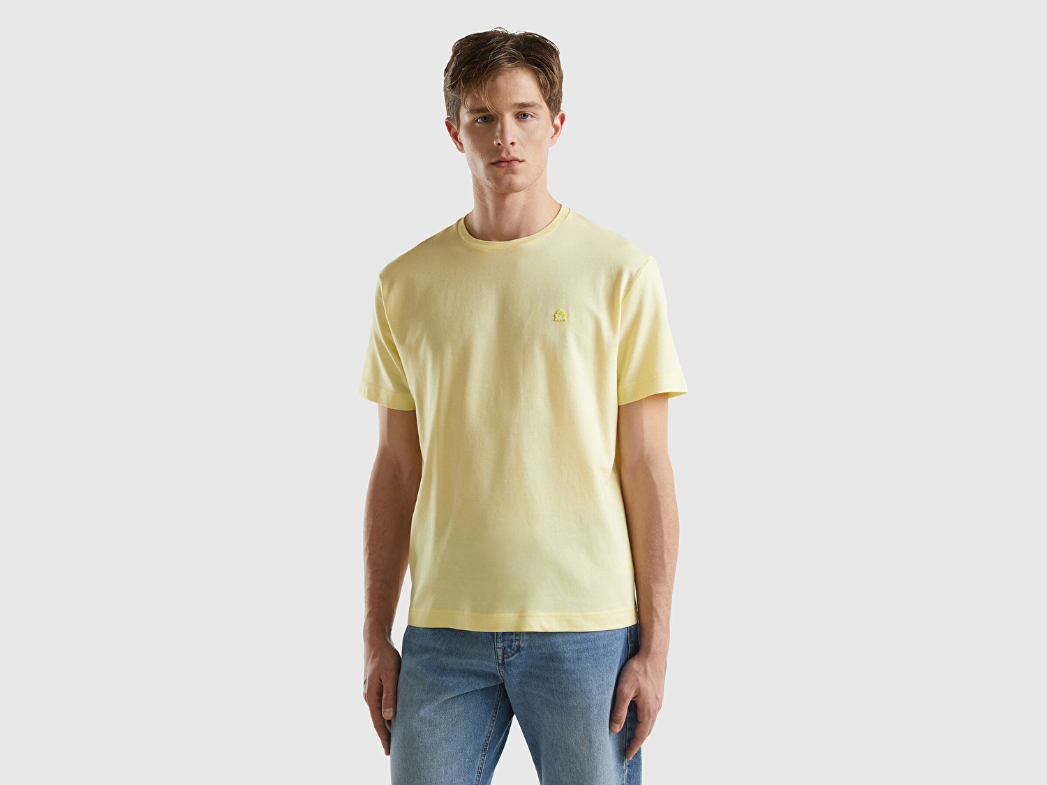 Benetton Erkek Açık Sarı %100 Pamuk Göğsü Yama Logo İşlemeli Bisiklet Yaka T-Shirt