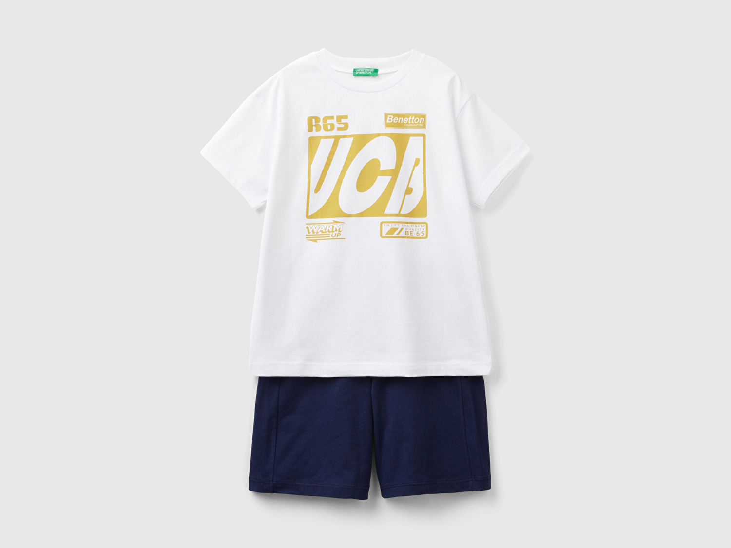 Benetton Erkek Çocuk Beyaz Baskılı T-Shirt ve Arkası Logo İşlemeli Şort Takım