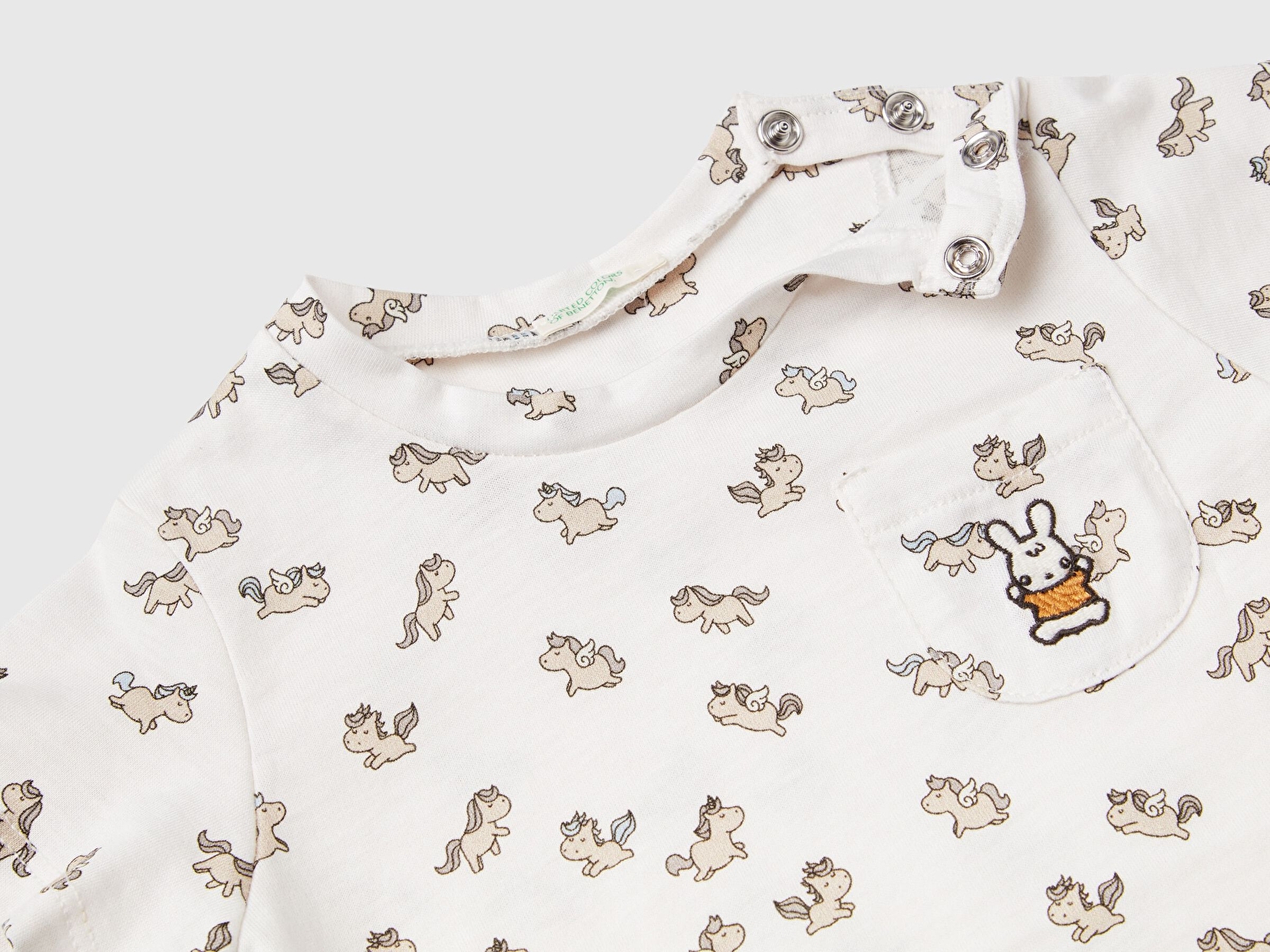 Benetton Bebek Bej Göğsü Tavşan Logosu İşlemeli Desenli Omzu Çıtçıtlı T-Shirt