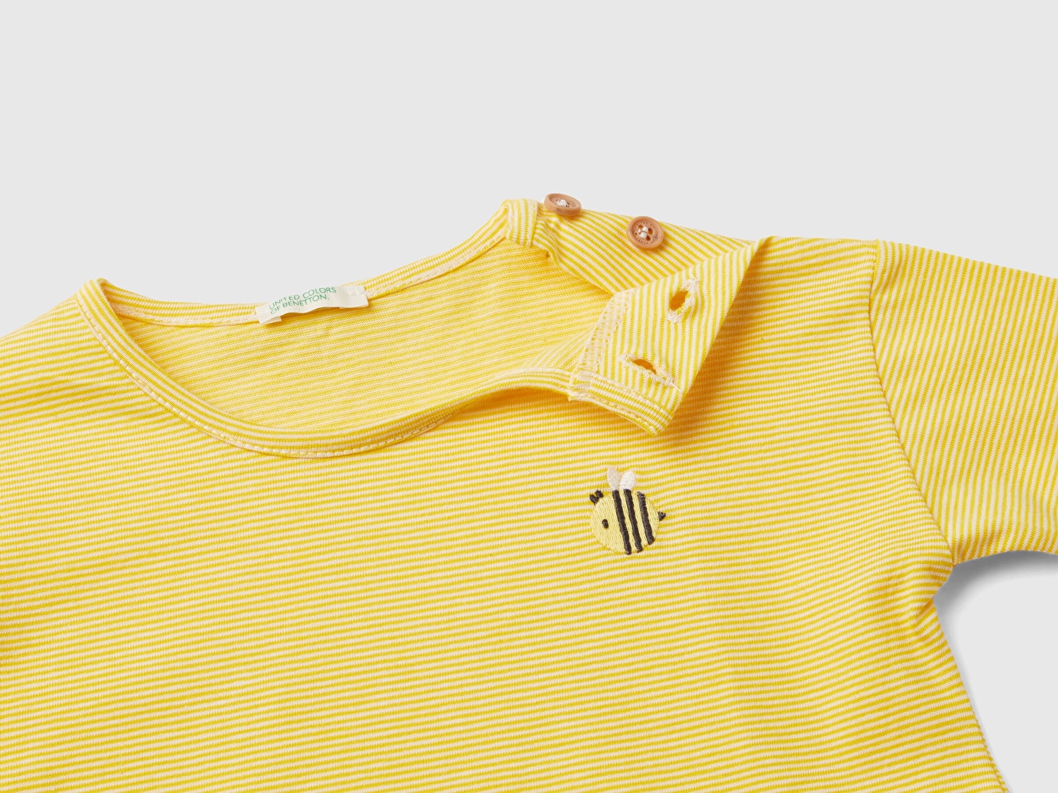 Benetton Bebek Sarı Göğsü Nakış İşlemeli Yama Cepli Dekoratif Düğmeli T-Shirt