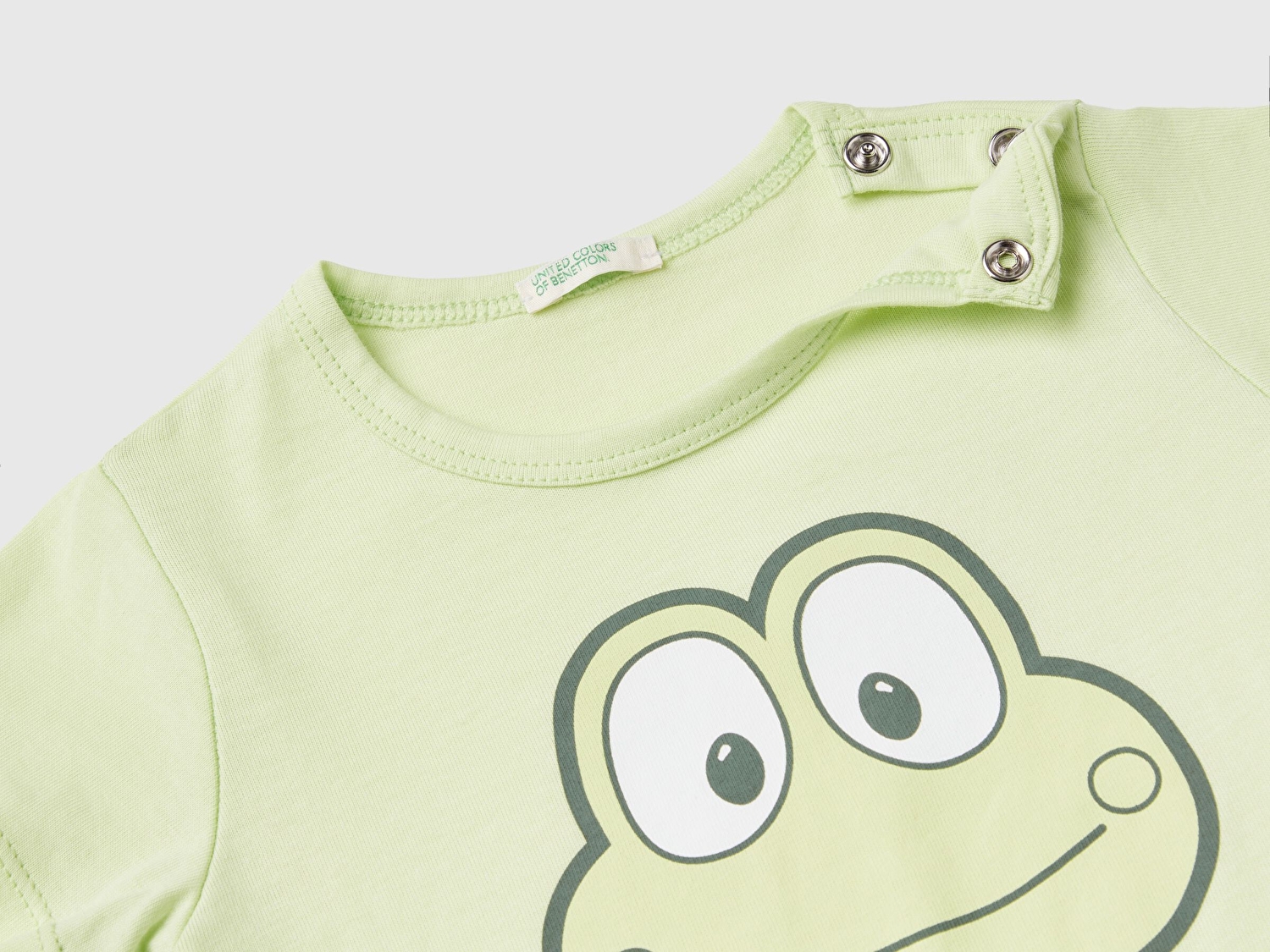 Benetton Bebek Açık Yeşil Önü Grafik Baskılı Omzu Çıtçıtlı Dekoratif Dikişli T-Shirt