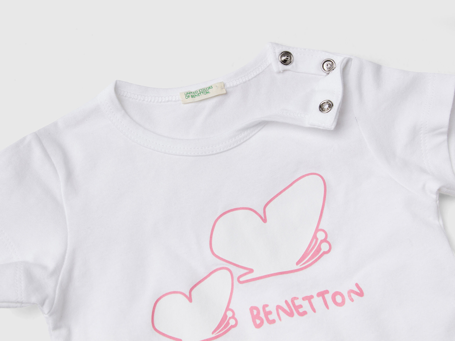Benetton Bebek Beyaz Önü Grafik Baskılı Omzu Çıtçıtlı Dekoratif Dikişli T-Shirt