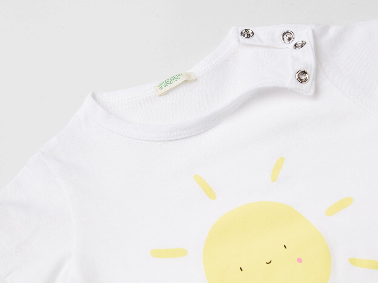 Benetton Bebek Beyaz. Önü Grafik Baskılı Omzu Çıtçıtlı Dekoratif Dikişli T-Shirt