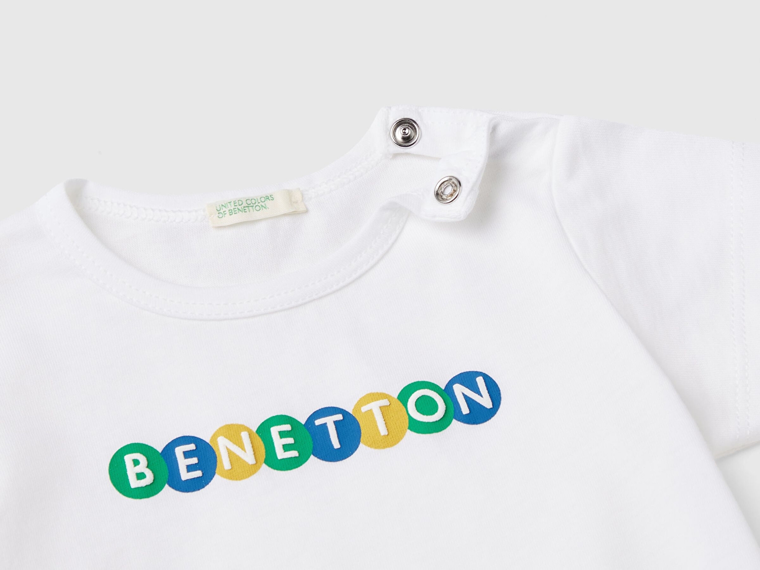 Benetton Bebek Beyaz. Önü Logo Baskılı Omzu Çıtçıtlı Bisiklet Yaka T-Shirt