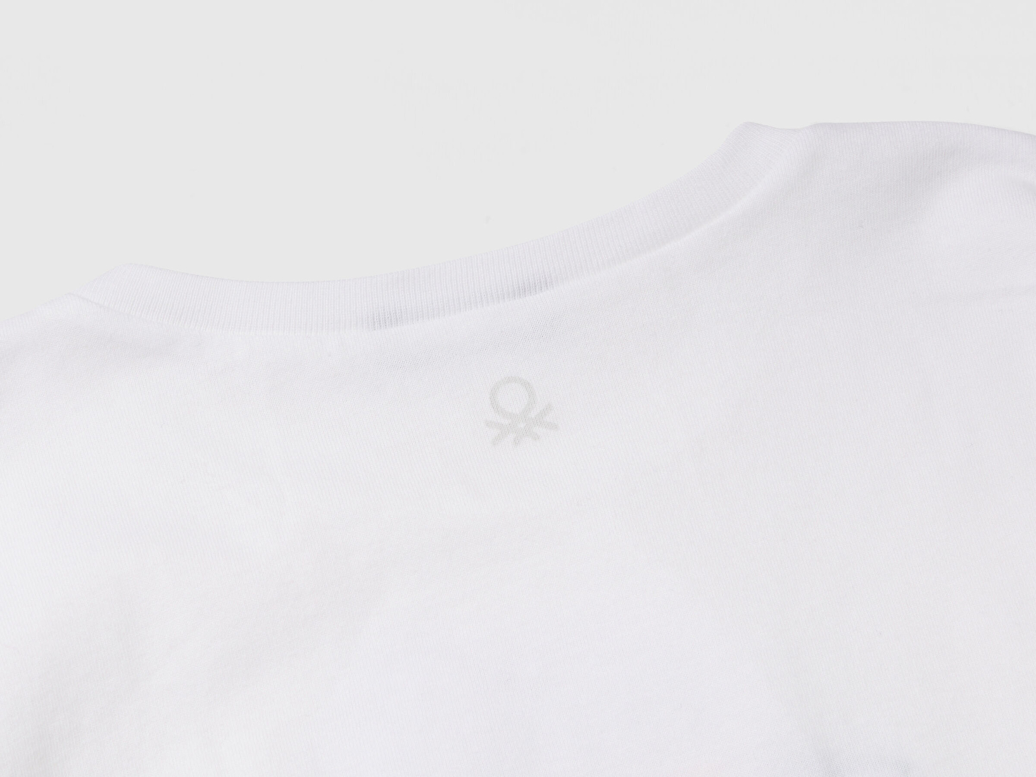 Benetton Kız Çocuk Beyaz Önü Grafik Baskılı Kolları Büzgülü Bisiklet Yaka T-Shirt