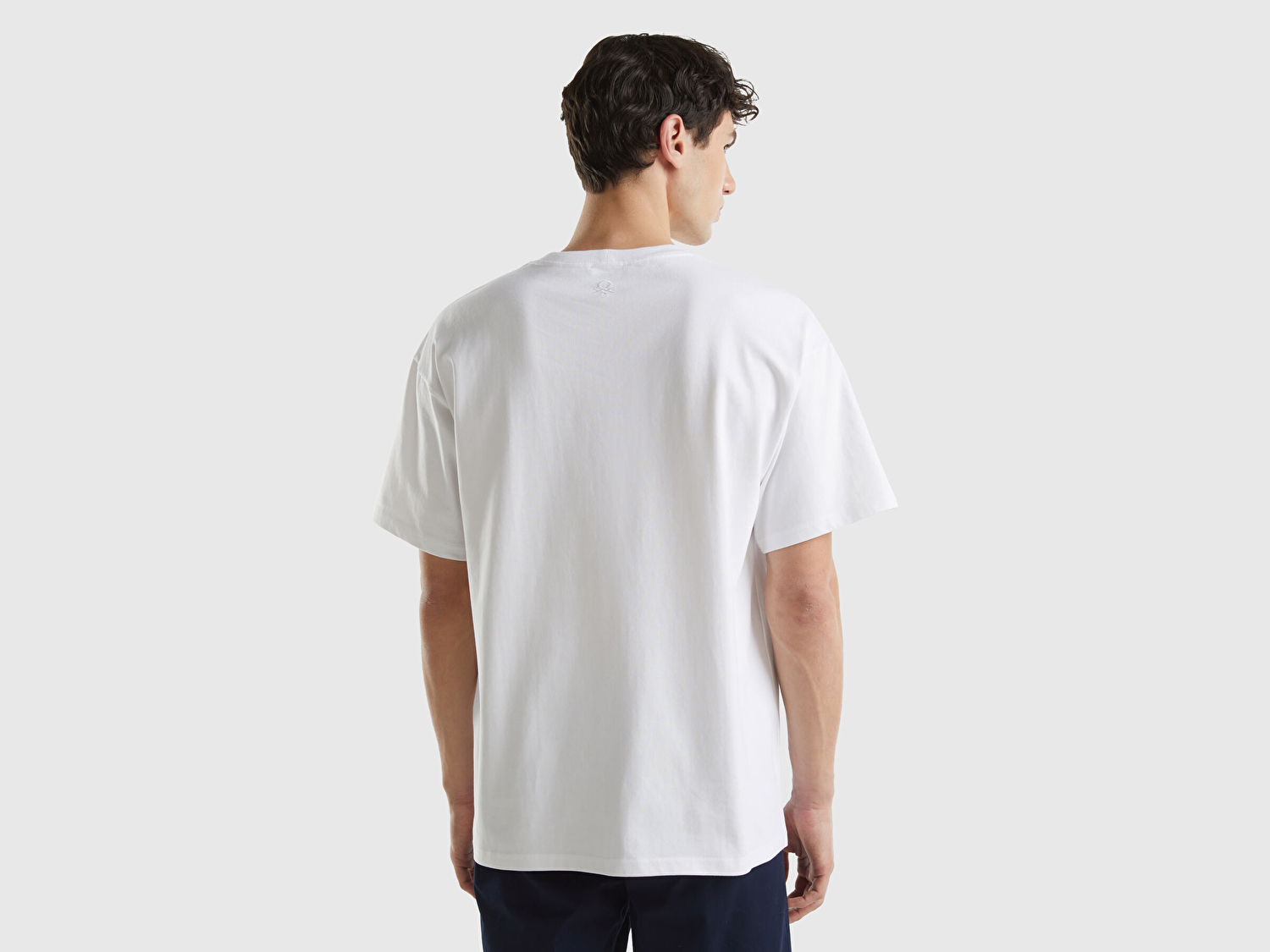 Benetton Erkek Beyaz %100 Pamuk Arkası Logo İşlemeli Omzu Dikiş Detaylı T-Shirt